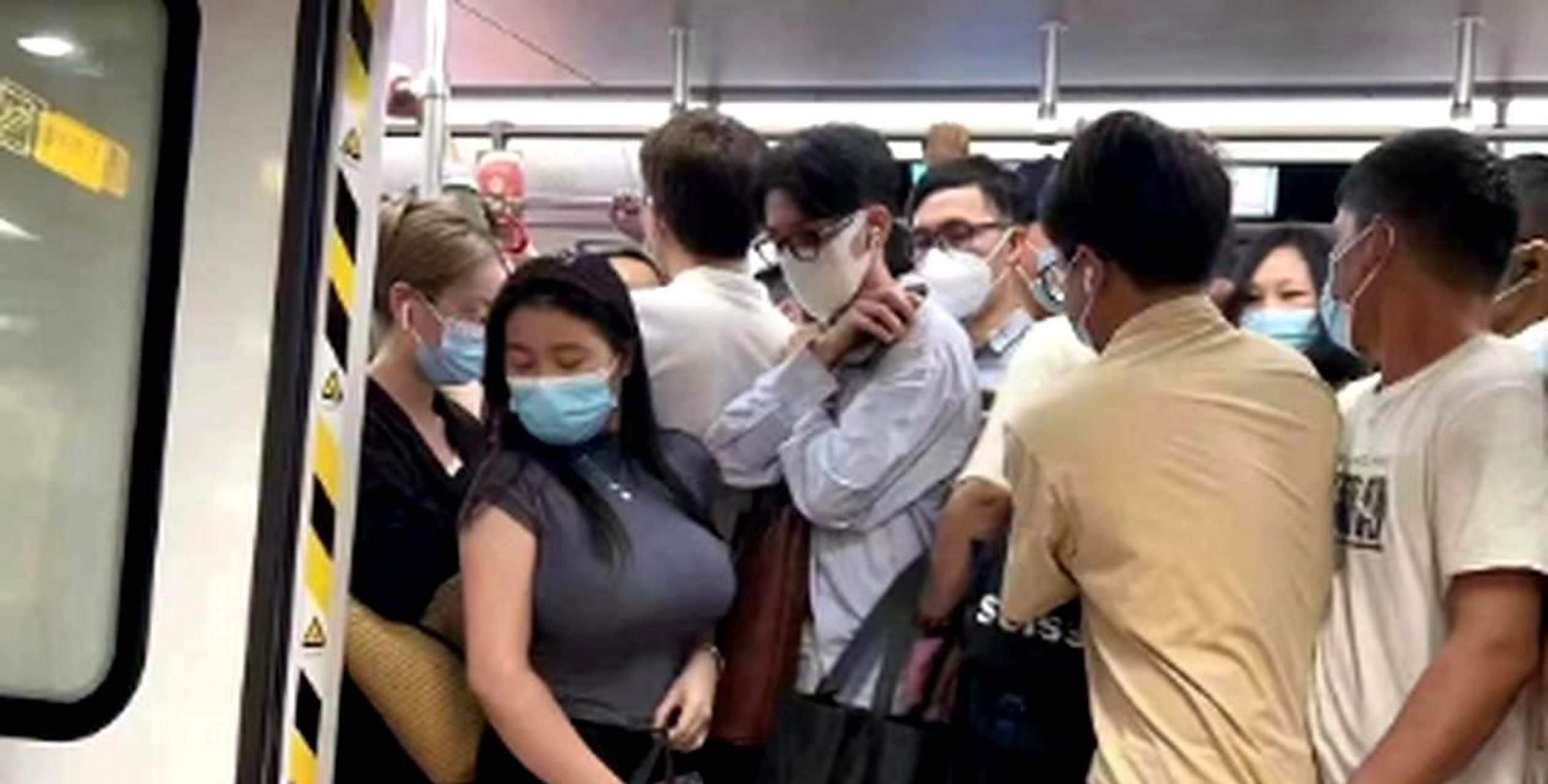 今天在车上很挤,有人下车的时候很挤然后我
