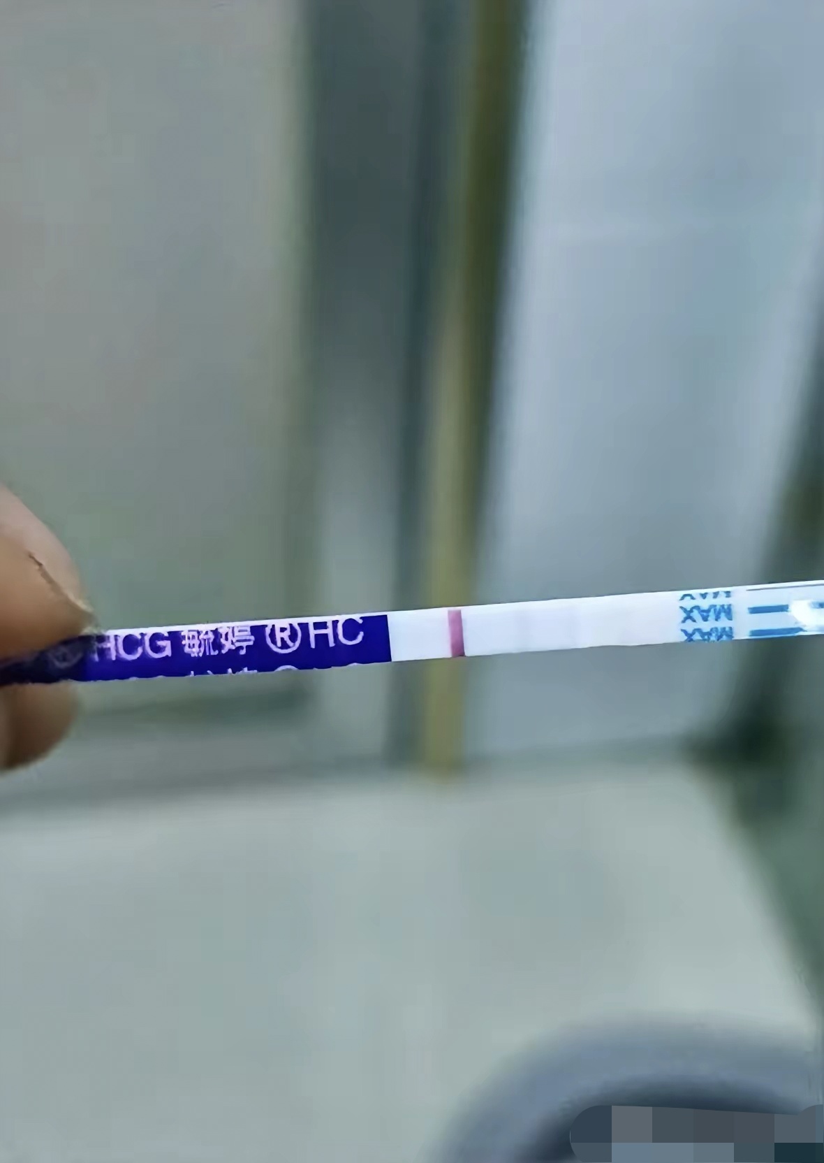 早孕试纸弱阳性,但是又来月经