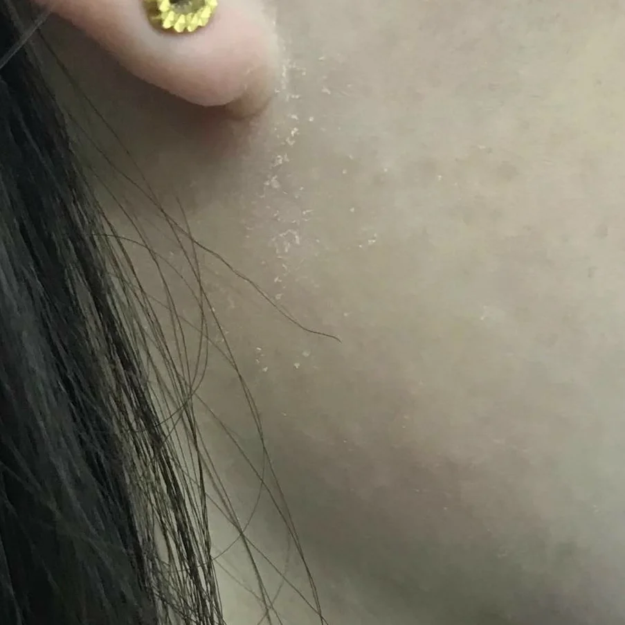 最下面的小洞往里摸很窄