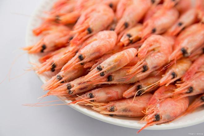 吃虾可以喝牛奶吗
