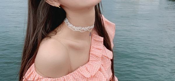 女生喉结突出