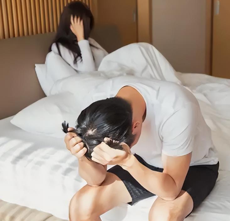 晚上和老公亲热,老公脱了内裤用下面顶着我的下面
